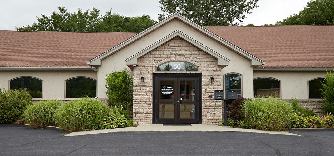 Outisde view of Simply Orthodontics Webster building